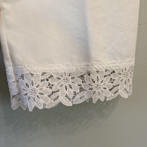 Alfred Dunner Lace Crochet Hem Detail Elastic Waist Cropped Pull On Pant Stretch - Picture 3 of 11